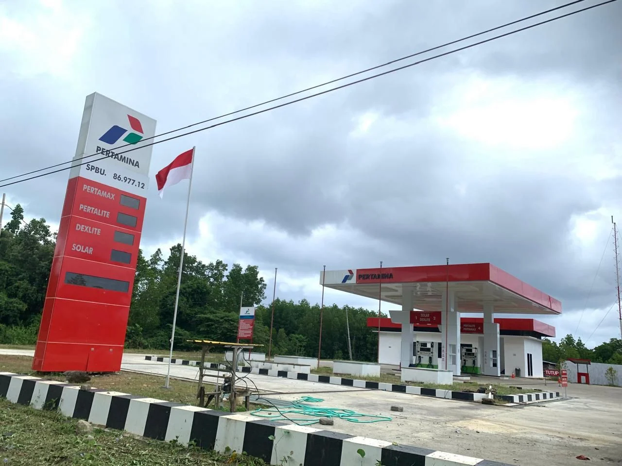 Tak Terlayani, Supir Angkot Mengamuk di SPBU Pohea