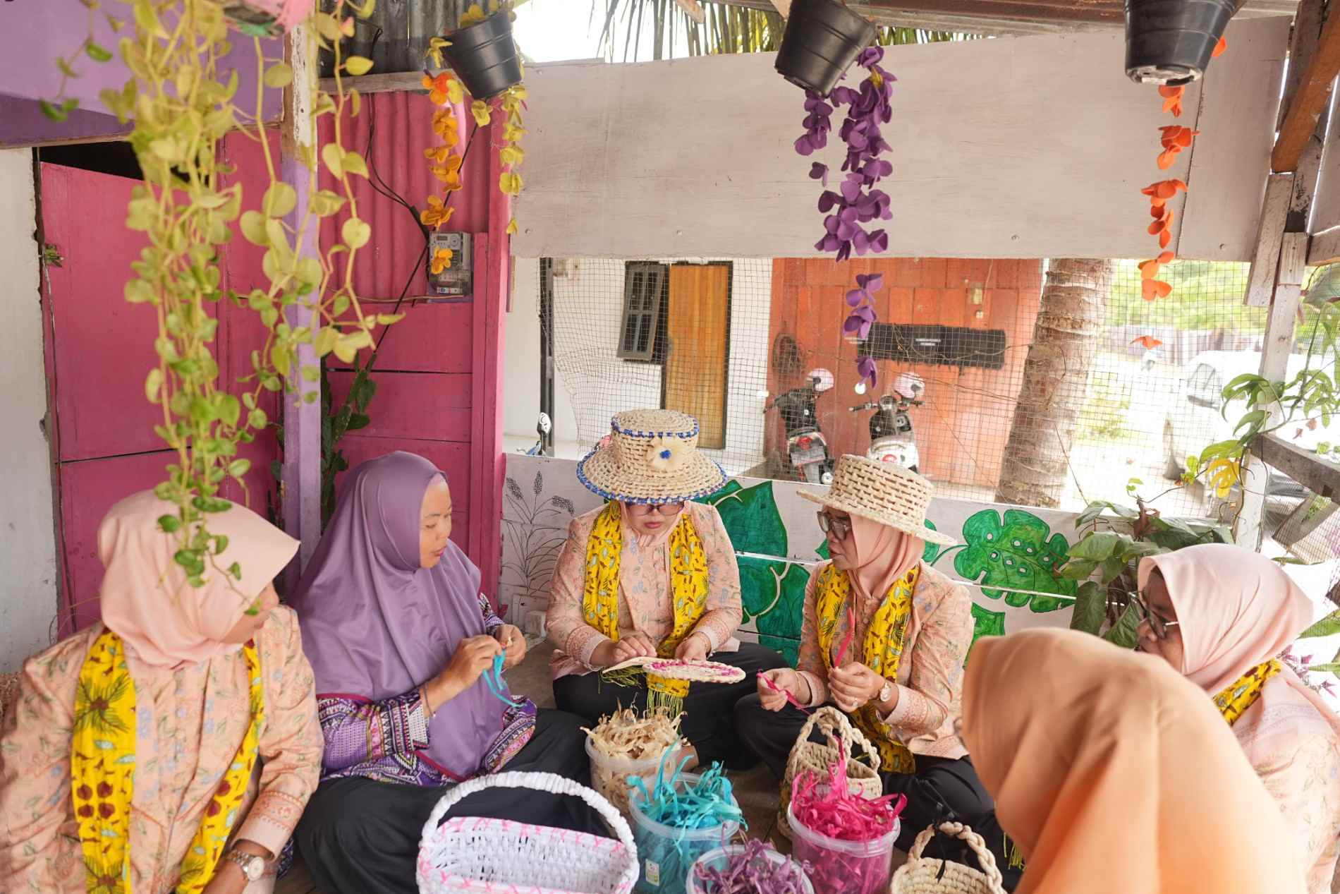 Dari Bahan Daur Ulang, Galeri Mini Perkenalkan Kerajinan Taliabu ke Pengurus DWP Sula