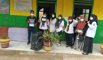Sasar Sejumlah Sekolah, PKM Pohea Bagikan Masker Cegah Dampak Karhutla