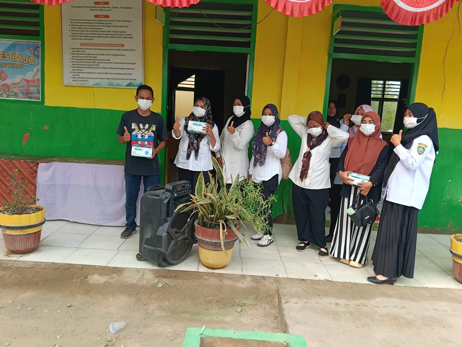 Sasar Sejumlah Sekolah, PKM Pohea Bagikan Masker Cegah Dampak Karhutla